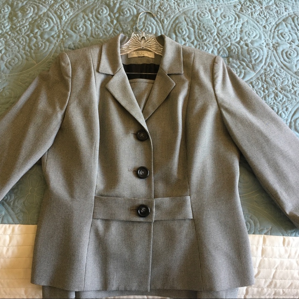 Tahari skirt suit